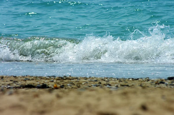 Praia de areia e macro espuma do mar com foco estreito fundo — Fotografia de Stock