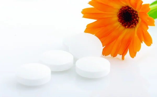 Flower marigold medical with pills — Stock Photo, Image