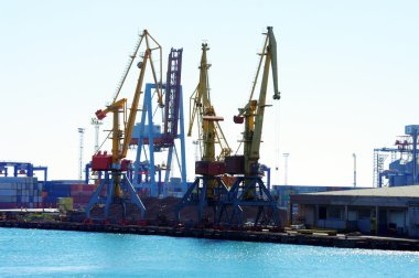 Seaport üzerinde Vinçler ile günü görüntüleyin.