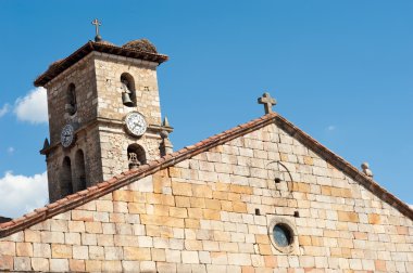 Ortaçağ kilise alınlıklı