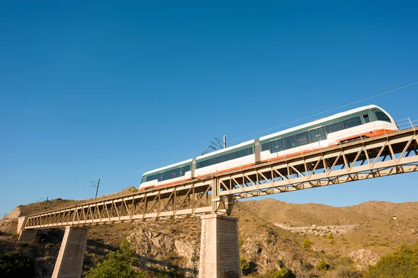 Kereta api melintasi jembatan — Stok Foto