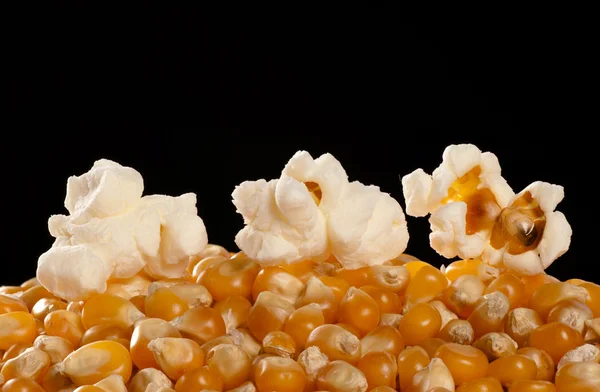 Кукуруза и попкорн — стоковое фото