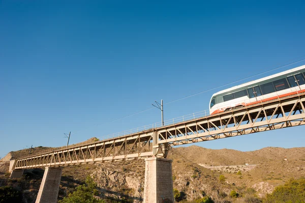 Zug überquert Brücke — Stockfoto