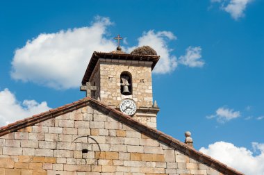 Ortaçağ kilise alınlıklı