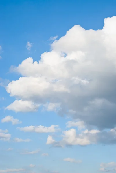 Літнє небо і хмари — стокове фото