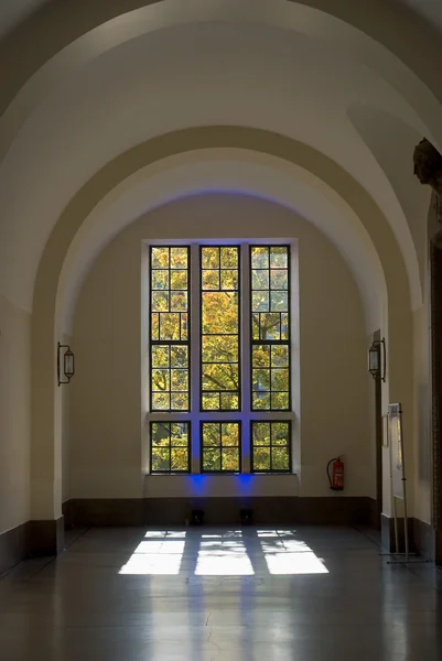 Αίθουσα και παράθυρο με θέα του φθινοπώρου — Φωτογραφία Αρχείου