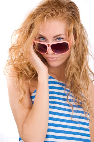 Femme en gilet rayé et lunettes roses — Photo