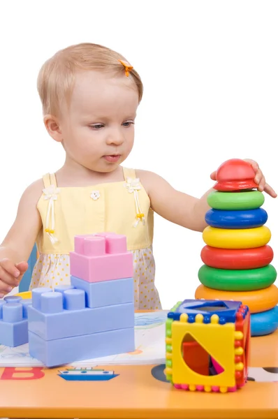 Baby flicka spela pyramid — Stockfoto