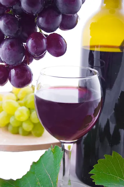 Красное вино и виноград — стоковое фото