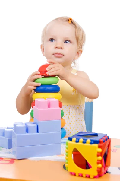Bebé niña jugando pirámide —  Fotos de Stock