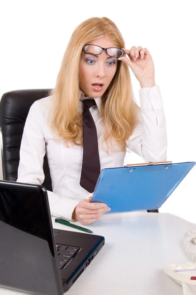 Потрясенная деловая женщина в очках — стоковое фото