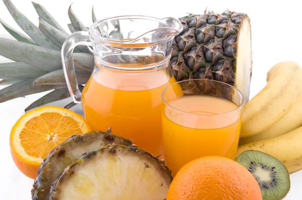Мультивитаминный сок и фрукты — стоковое фото