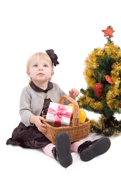 Menina com árvore de natal e presentes — Fotografia de Stock