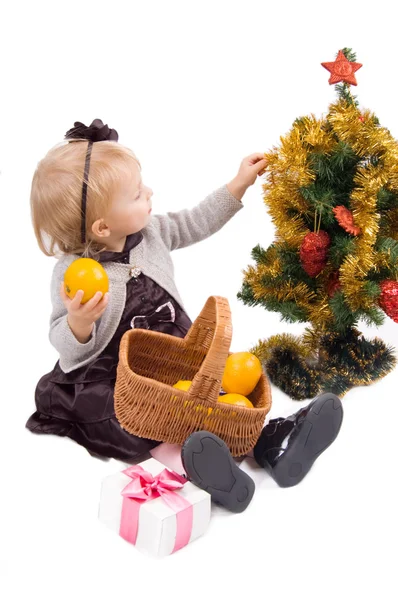Μικρό κορίτσι με το χριστουγεννιάτικο δέντρο — Φωτογραφία Αρχείου