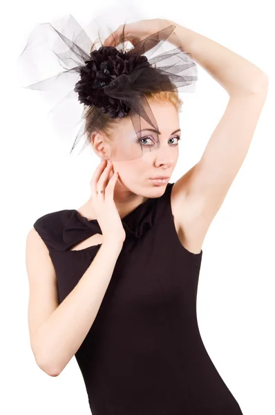 Femme de style rétro en robe noire et chapeau — Photo