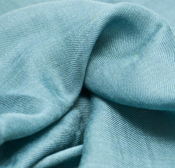 Fundo abstrato tecido de seda azul com ondas . — Fotografia de Stock
