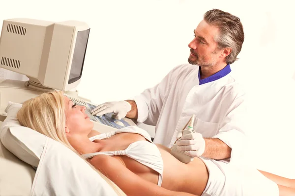 Arzt verbringt mit dem Patienten die Prozedur Körper der physiologischen — Stockfoto