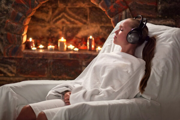 Девочка получает лечение в санатории путем вдыхания сала
