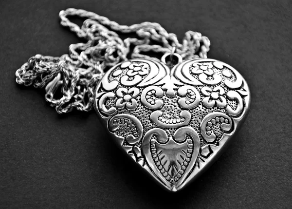 Срібний серце кулон — стокове фото