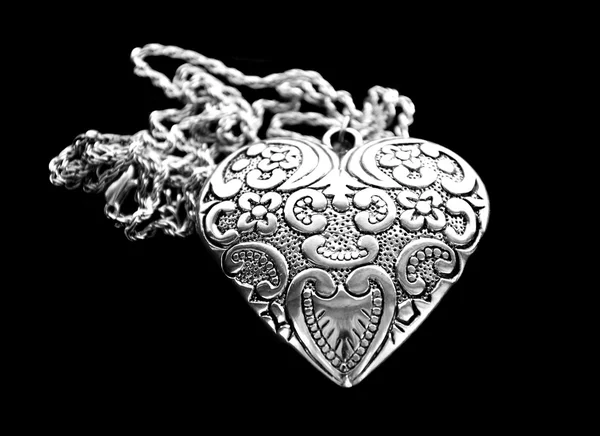 Кулон серебряного сердца — стоковое фото