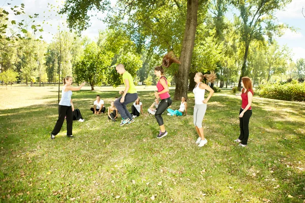 Jovens se divertindo, ao ar livre — Fotografia de Stock