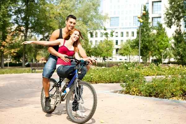 Jovem casal de bicicleta — Fotografia de Stock