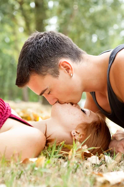 Erkek, kız arkadaşını öpüyor. — Stok fotoğraf