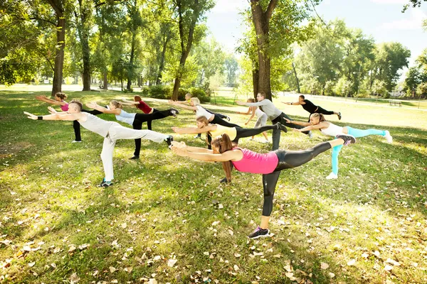 In park warming up stretching — Stock Photo, Image
