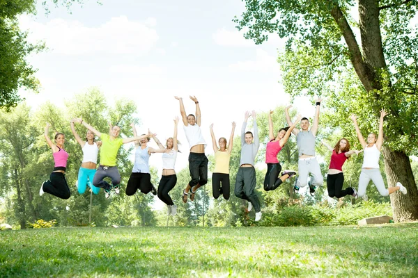 Jongeren springen in park — Stockfoto