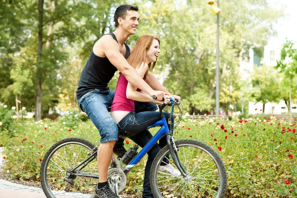 Bisikletli genç çift — Stok fotoğraf