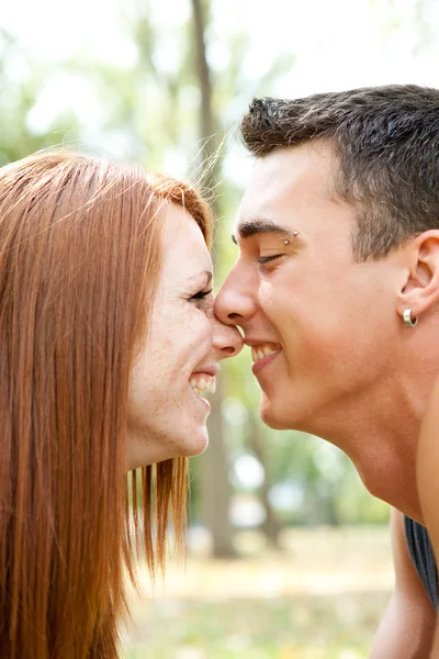 Beijo romântico — Fotografia de Stock