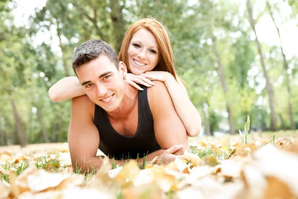Felice giovane coppia insieme nel parco — Foto Stock