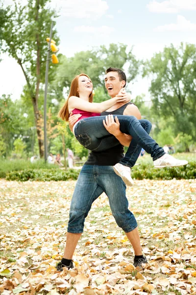 Szczęśliwa para w parku — Zdjęcie stockowe
