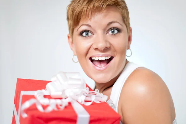 Surprised girl holding present — Stock Photo, Image