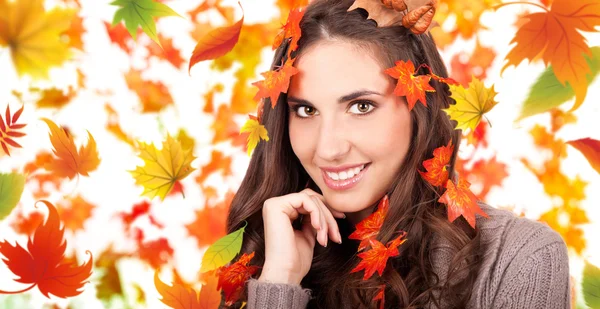 女人肖像在秋天的落叶 — 图库照片