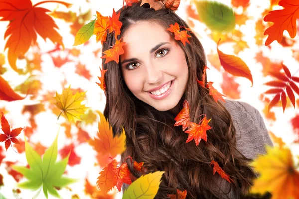 秋の女性の笑みを浮かべてください。 — ストック写真