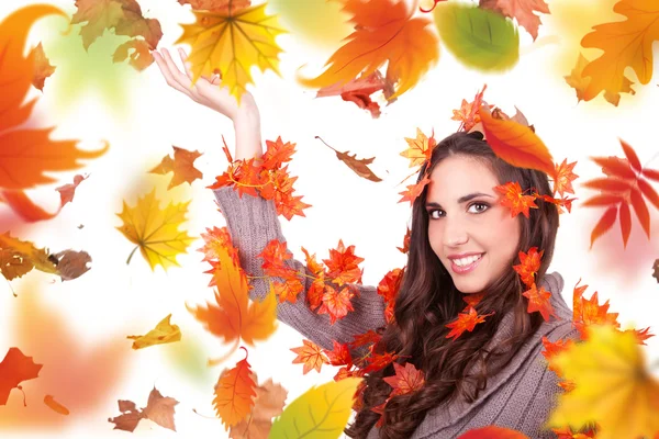 Осенняя женщина держит конус — стоковое фото