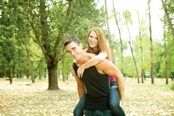 Couple jouant piggyback — Photo