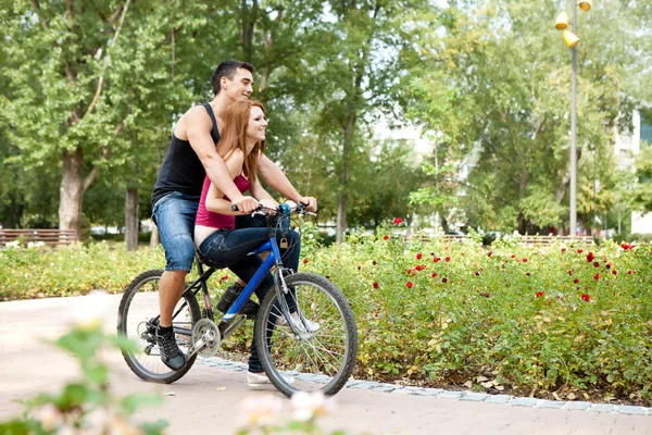 Paar auf dem Fahrrad — Stockfoto