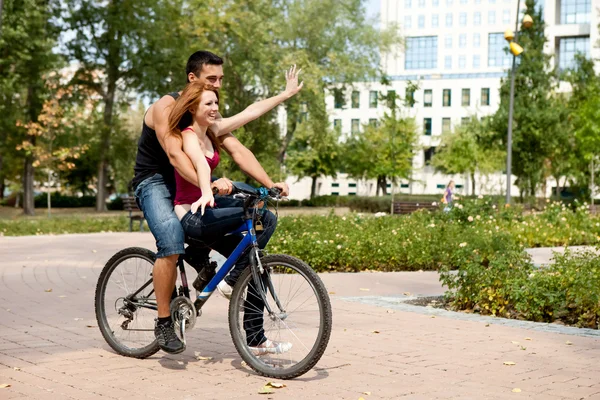 Paar auf dem Fahrrad — Stockfoto