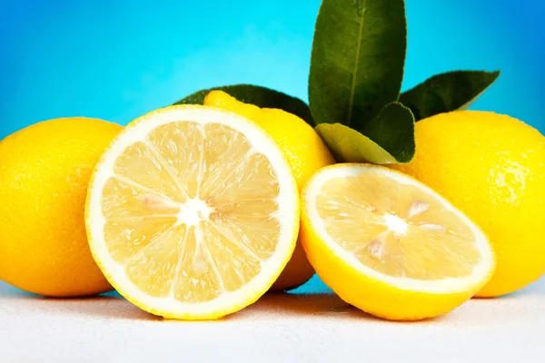 Lemons with leaves — Stock Photo, Image