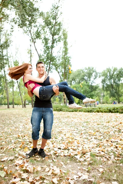 Couple heureux s'amuser dans le parc — Photo