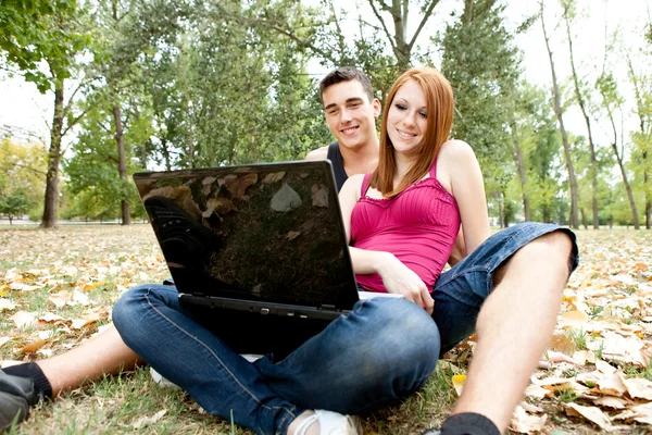 Paar benutzt gemeinsam Laptop — Stockfoto