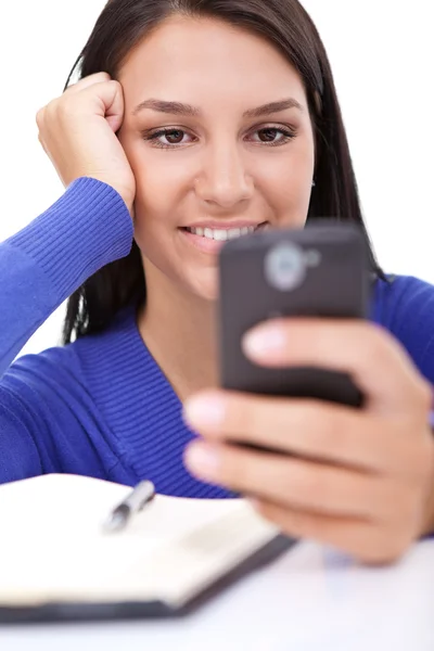 Giovane ragazza con smart phone — Foto Stock