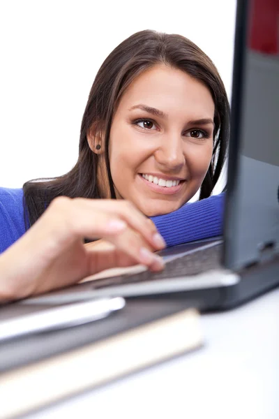 Adolescente sorridente e laptop — Foto Stock