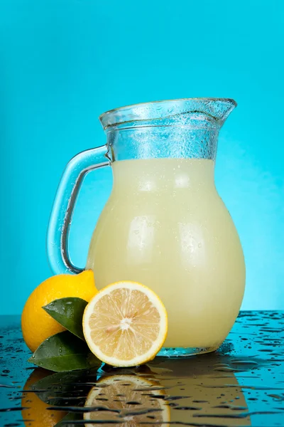 Pitcher of fresh cool lemonade with lemon — Stock Photo, Image