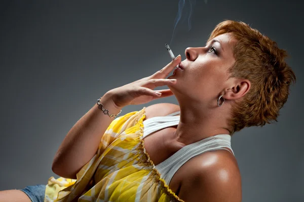 女人吸烟雪茄 — 图库照片