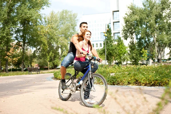 Пара на открытом воздухе с велосипедами — стоковое фото