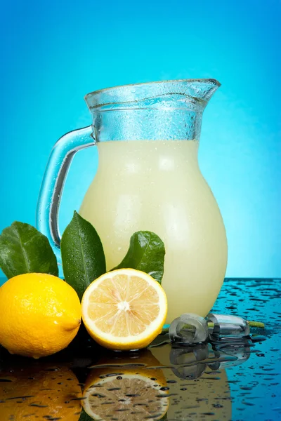 Лимонад в кувшине — стоковое фото