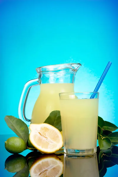 Кувшин холодного лимонада — стоковое фото